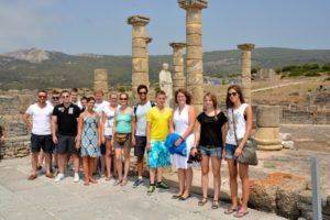 Mit den Spanisch-Sprachschülern beim Kulturausflug zur Meerenge von Gibraltar, hier in Baelo Claudia an den Säulen.