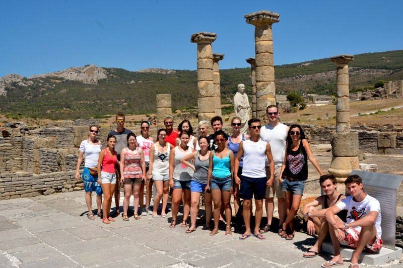 Mit den Spanisch-Sprachschülern beim Kulturausflug zur Meerenge von Gibraltar, hier in Baelo Claudia an den Säulen II.