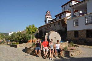 Mit den Spanisch-Sprachschülern beim Kulturausflug in Grazalema, hier beim ehemaligen Kloster.