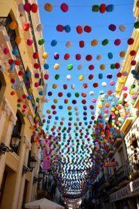Ausflug nach Ronda mit den Spanischsprachschülern in der Fußgängerstrasse dekoriert für die Feria.