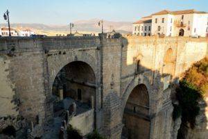 Ausflug nach Ronda mit den Spanischsprachschülern an der Neuen Brücke bei Tag.