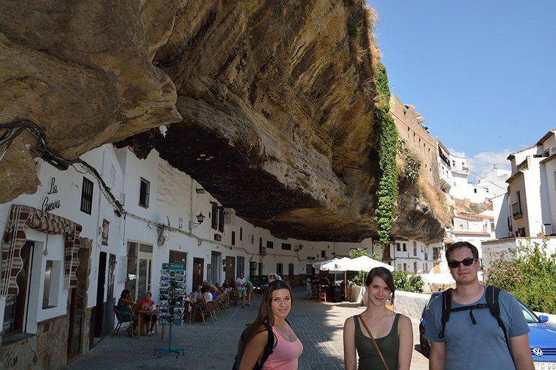 Mit den Spanisch-Sprachschülern beim Kulturausflug in Setenil de las Bodegas, calle Cueva del Sol.