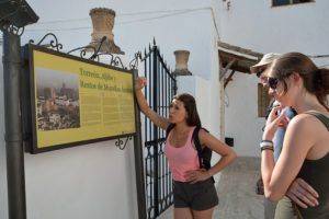 Mit den Spanisch-Sprachschülern beim Kulturausflug in Setenil de las Bodegas, leyendo carteles.