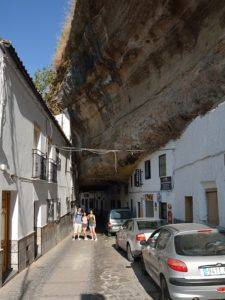 Mit den Spanisch-Sprachschülern beim Kulturausflug in Setenil de las Bodegas, roca traviesa calle.