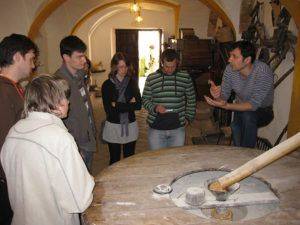 Cultural visit to a traditional grain mill with explanations how it works by the owner for the Spanish language students