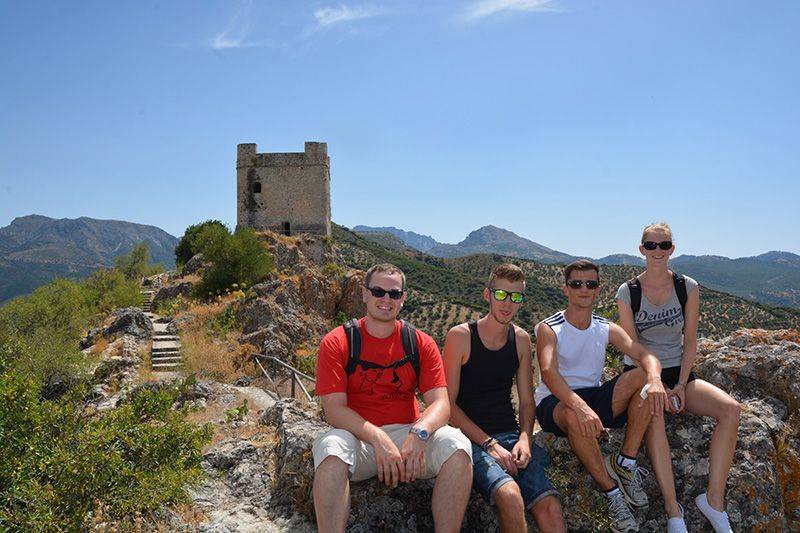 Mit den Spanisch-Sprachschülern beim Kulturausflug der Weißen Bergdörfer, vor der Burg von Zahara de la Sierra.