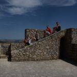 Mit den Spanisch-Sprachschülern beim Kulturausflug der Weißen Bergdörfer, hier auf der Rampe von der Burg von Zahara de la Sierra.