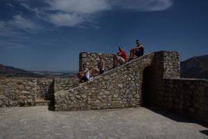 Mit den Spanisch-Sprachschülern beim Kulturausflug der Weißen Bergdörfer, hier auf der Rampe von der Burg von Zahara de la Sierra.