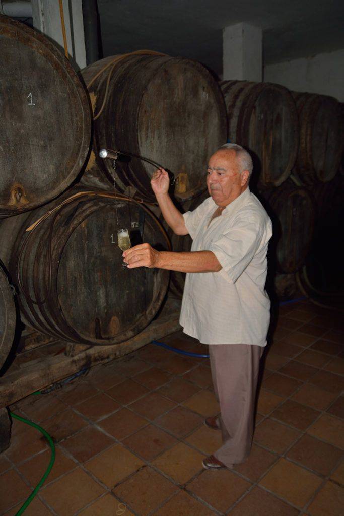 La venencia es la forma de echar vino de Jerez en una copa para que se enriquezca de oxígeno. Explicación para los estudiantes de español
