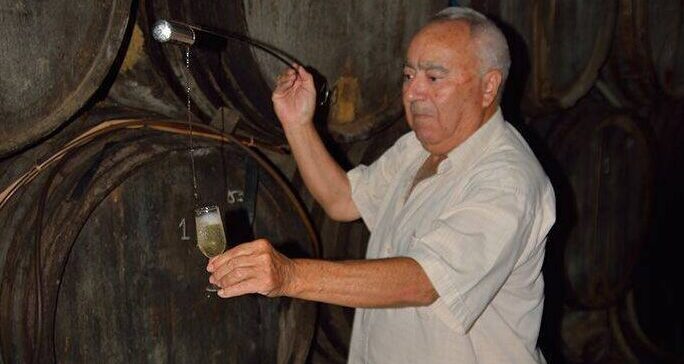 La venencia es la forma de echar vino de Jerez en una copa para que se enriquezca de oxígeno. Explicación para los estudiantes de español