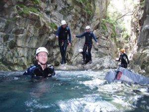 Mit den Spanisch Sprachschülern beim canyoning in der Garganta Verde in Zahara de la Sierra im Parque Natural Sierra de Grazalema, Andalusia