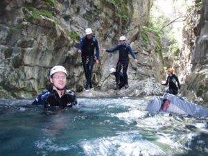 Mit den Spanisch Sprachschülern beim canyoning in der Garganta Verde in Zahara de la Sierra im Parque Natural Sierra de Grazalema, Andalusia