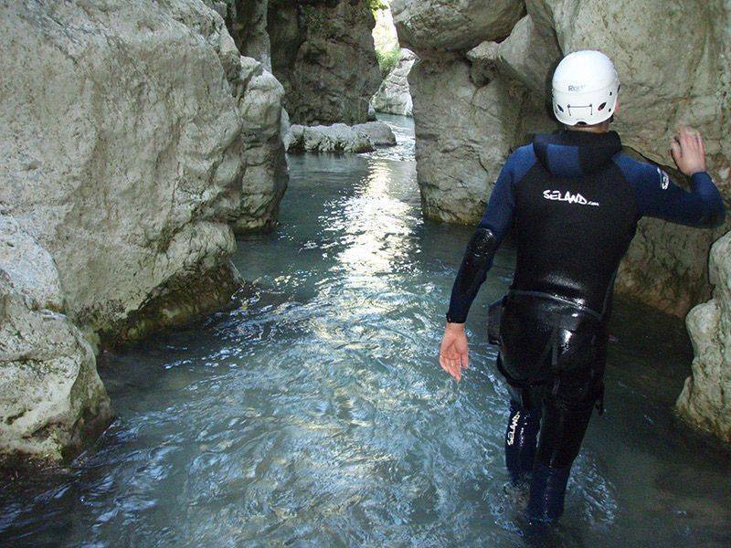 Mit den Spanisch-Sprachschülern beim canyoning in der Garganta Verde in Zahara de la Sierra im Parque Natural Sierra de Grazalema, im Wasser II.