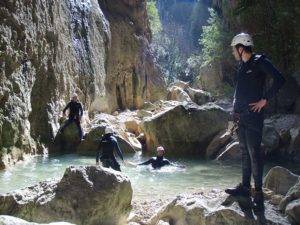 Mit den Spanisch-Sprachschülern beim canyoning in der Garganta Verde in Zahara de la Sierra im Parque Natural Sierra de Grazalema, im Wasser.