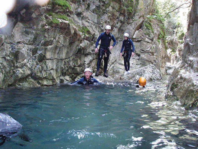 Mit den Spanisch-Sprachschülern beim canyoning in der Garganta Verde in Zahara de la Sierra im Parque Natural Sierra de Grazalema, im Wasser III.