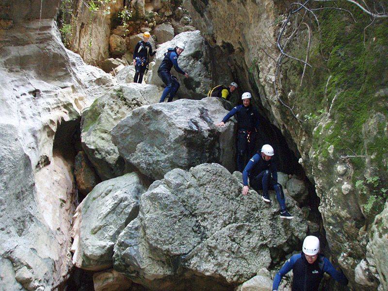 Mit den Spanisch-Sprachschülern beim canyoning in der Garganta Verde in Zahara de la Sierra im Parque Natural Sierra de Grazalema, beim Steine herabklettern.