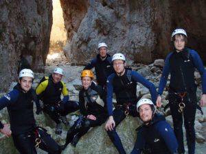 Mit den Spanisch-Sprachschülern beim canyoning in der Garganta Verde in Zahara de la Sierra im Parque Natural Sierra de Grazalema, vor dem ersten abseilen.