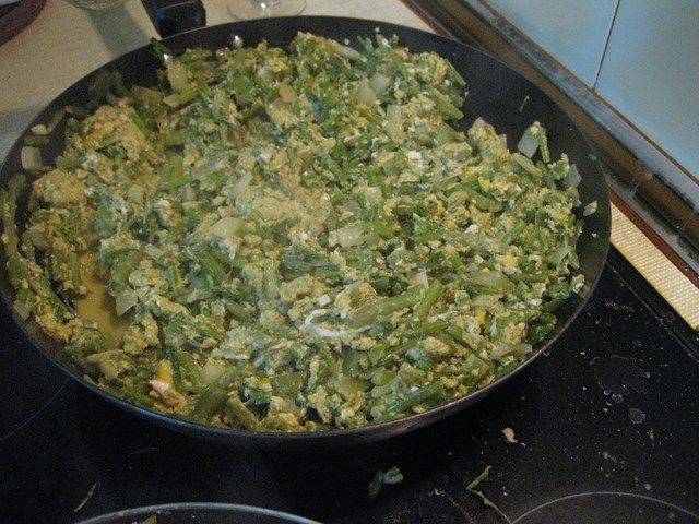 El revuelto de tagarninas está listo para comer