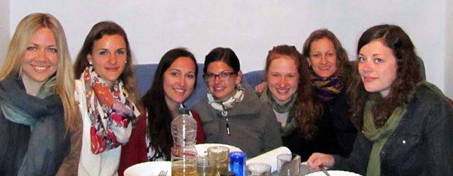 alumnas del curso de español en una sesión de cocina española