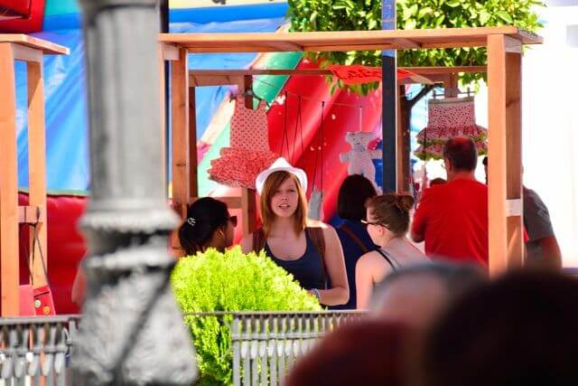 alumnos extranjeros en el mercado artesanal de la fiesta benéfica del 10º aniversario de Academia Pradoventura