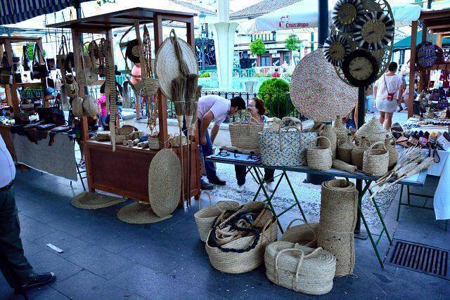 Puesto de cestas de esparto en el mercado artesanal en la fiesta benéfica del 10º aniversario de Academia Pradoventura
