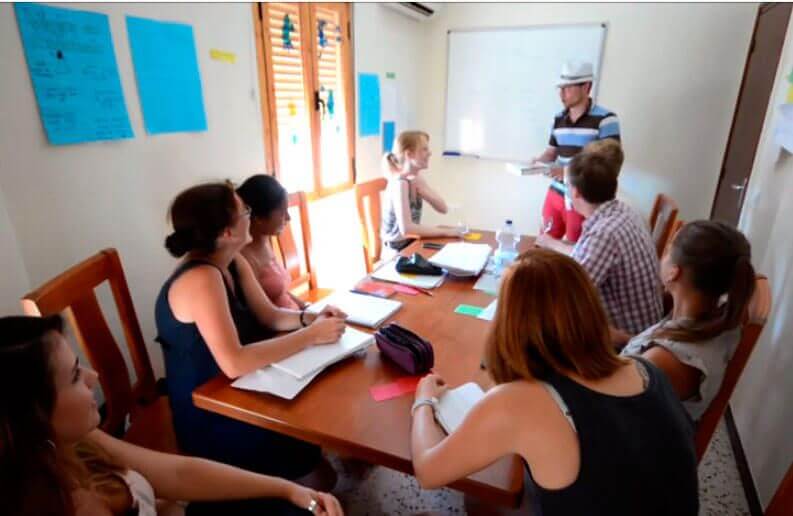 Conversation class for students in Spanish language school
