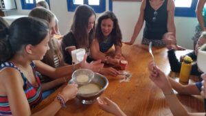 Dessert workshop, Pie baking workshop at camp in Prado del Rey