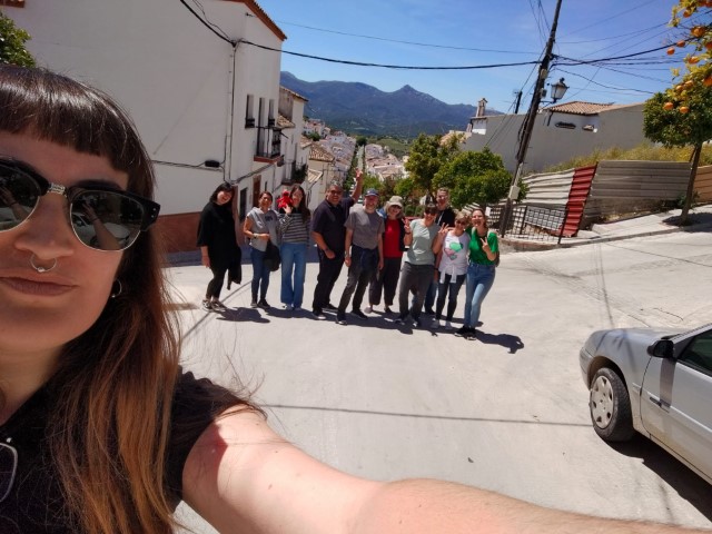 Marta con los alumnos en las calles de Prado del Rey durante sus prácticas